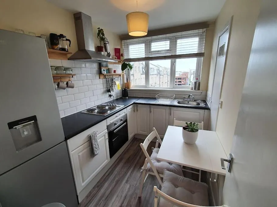 Lovely, Comfortable And Bright 3 Bedroom Top Floor Flat In City Centre Aberdeen